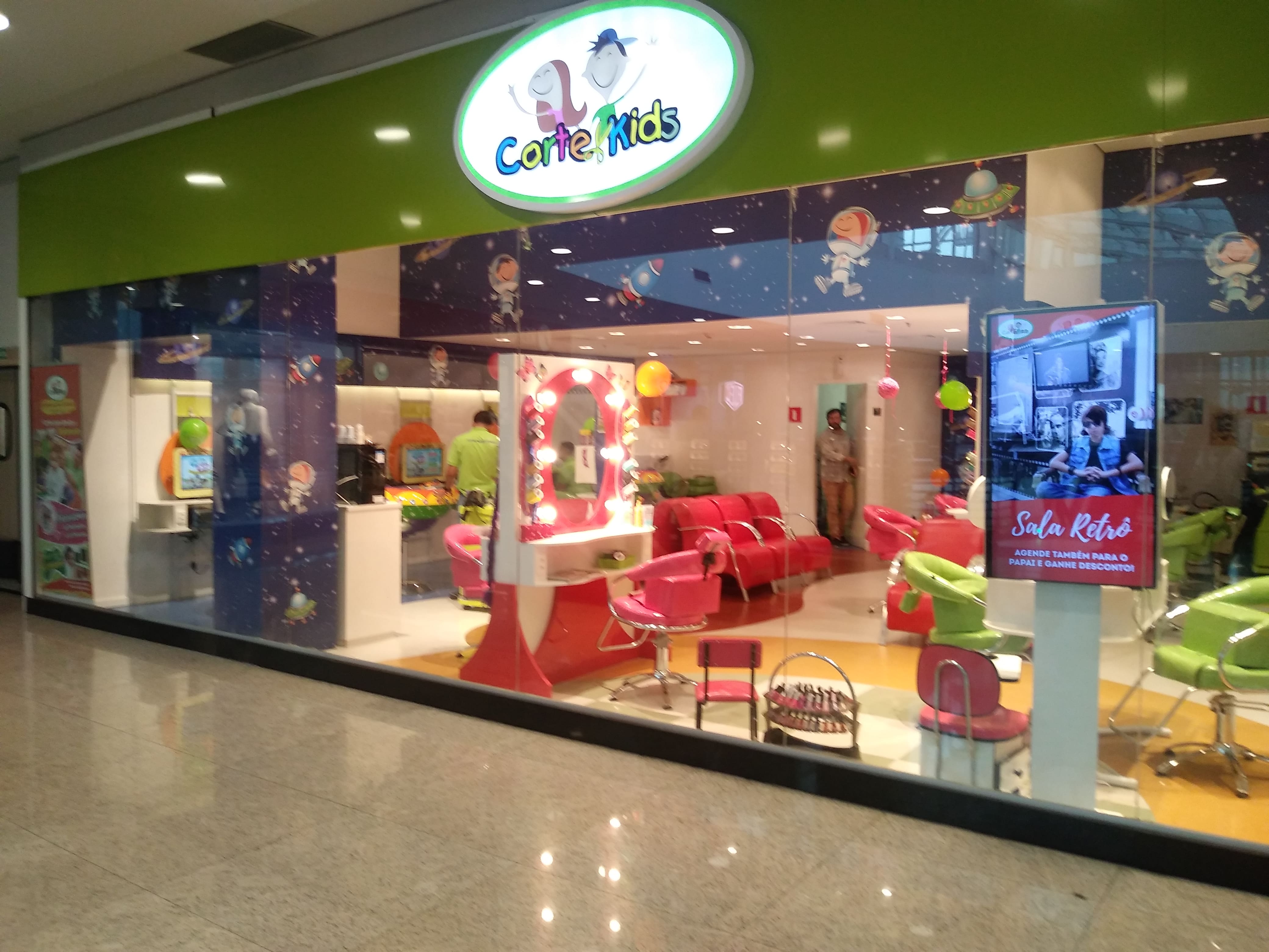 Equipe e Fachada Corte Kids Mooca Plaza Shopping