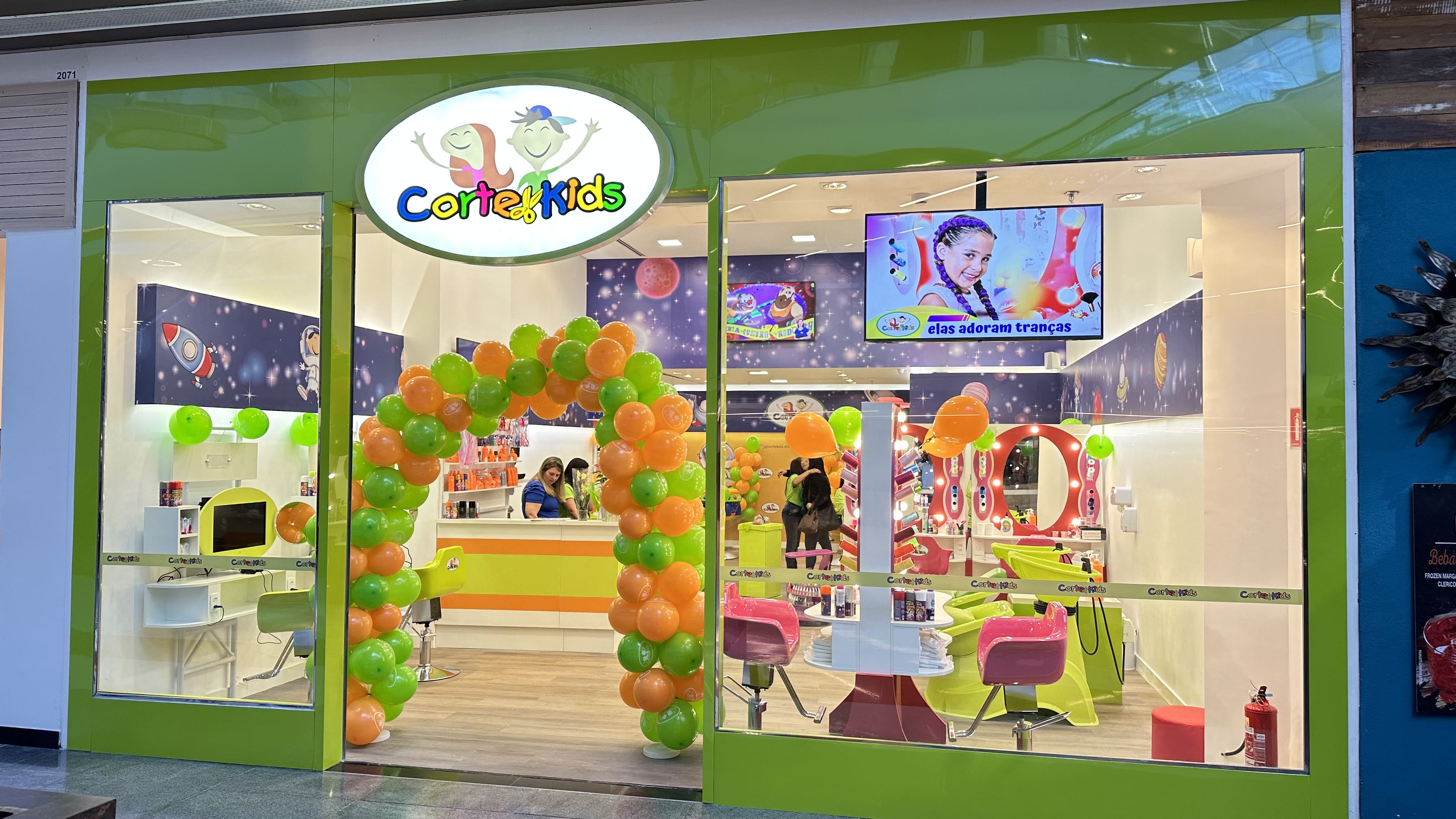 Equipe e Fachada Corte Kids Shopping Eldorado